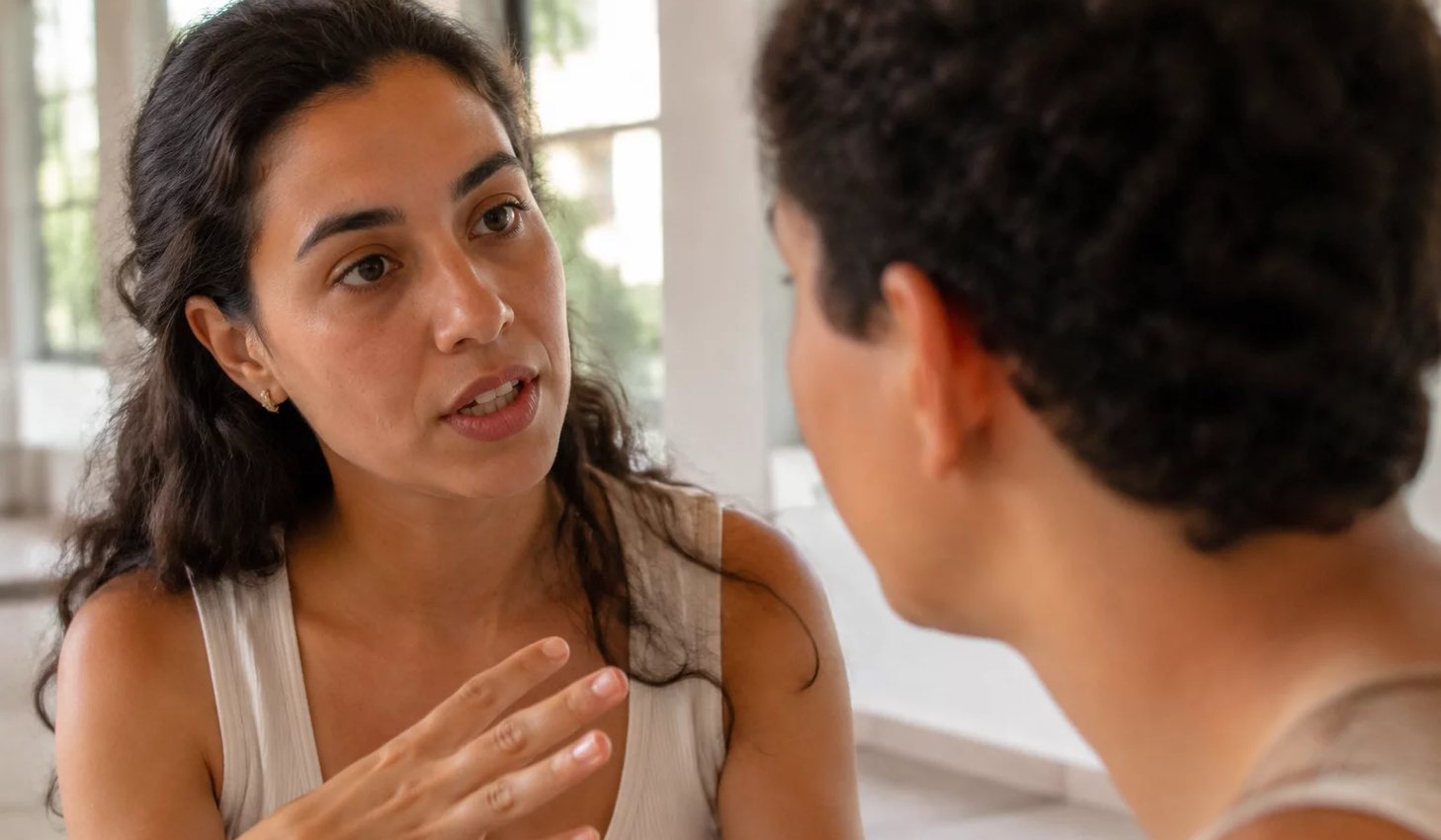 Pessoa de braço levantado pedindo a vez enquanto a rodada corre