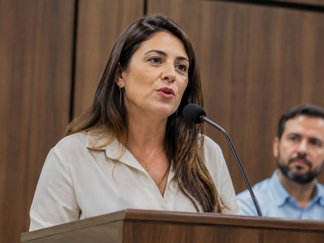 Mesa vista de cima, com um esquema de raciocínio desenhado à mão